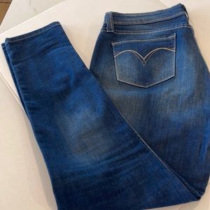 Levi Demi Curve Jean ( stretch)